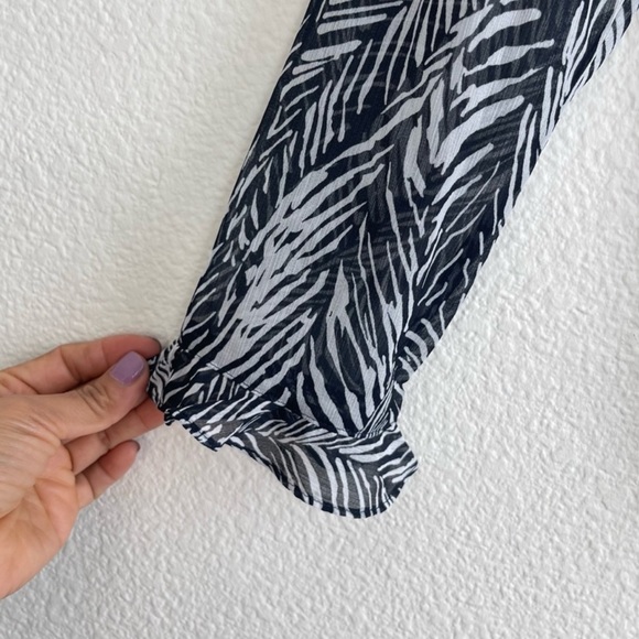 Club Monaco One-Shoulder Blouse Flare Cuffs
Palm printed size XS - Picture 10 of 16